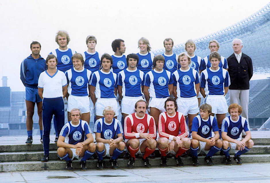 Detlev Szymanek (Mitte, Zweiter von links) gelang in der Saison 1975/76 ein Dreierpack gegen den FC Bayern.