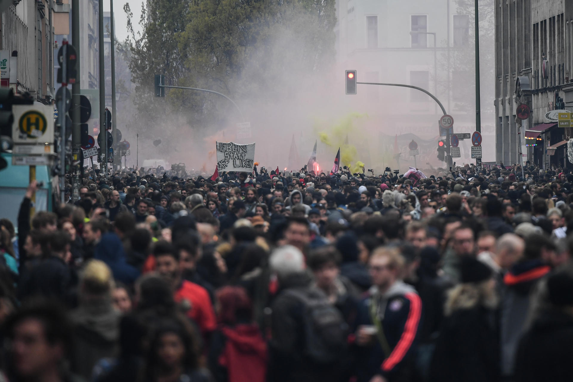 Zahlreiche Menschen nehmen an der nicht angemeldeten "Revolutionären 1. Mai-Demonstration" teil.