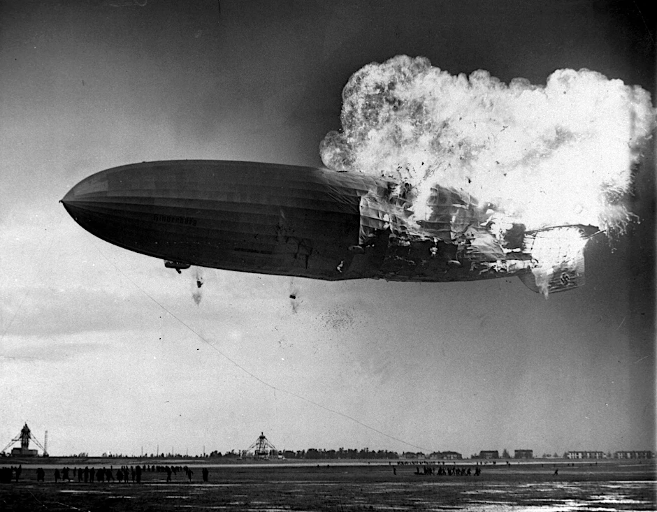 Das deutsche Luftschiff Hindenburg explodiert am 06.05.1937 in Lakehurst (USA) beim Lademanöver.