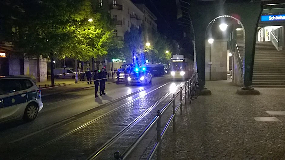 Am abgesperrten Tatort sowie in der angrenzenden Kopenhagener Straße suchten die Beamten nach Spuren. 