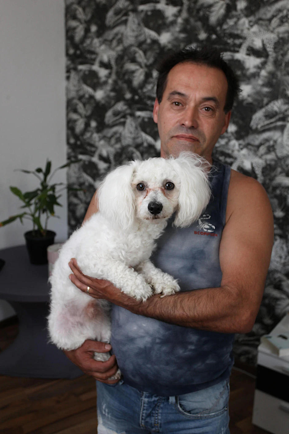 Abel B. (49) und Pudelkind Cico (1) am Tag nach dem Einsatz.