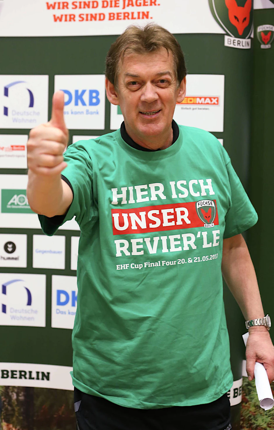 Füchse-Trainer Velimir Petkovic posiert stolz im Final-4-Shirt.