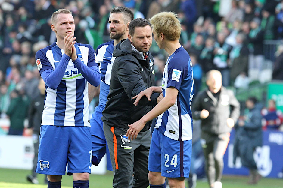 Ratlose Herthaner: (v.l.) Ondrej Duda, Vedad Ibisevic, Trainer Pal Dardai und Genki Haraguchi nach dem Abpfiff.