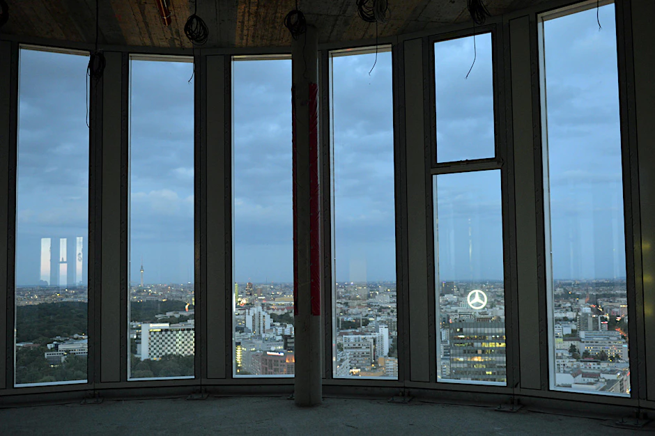 Die großen Fenster gewähren einen grandiosen Blick in alle Richtungen.