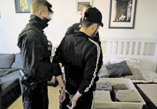 Mohamad G. (17) wird in einer Neuköllner Wohnung verhaftet.