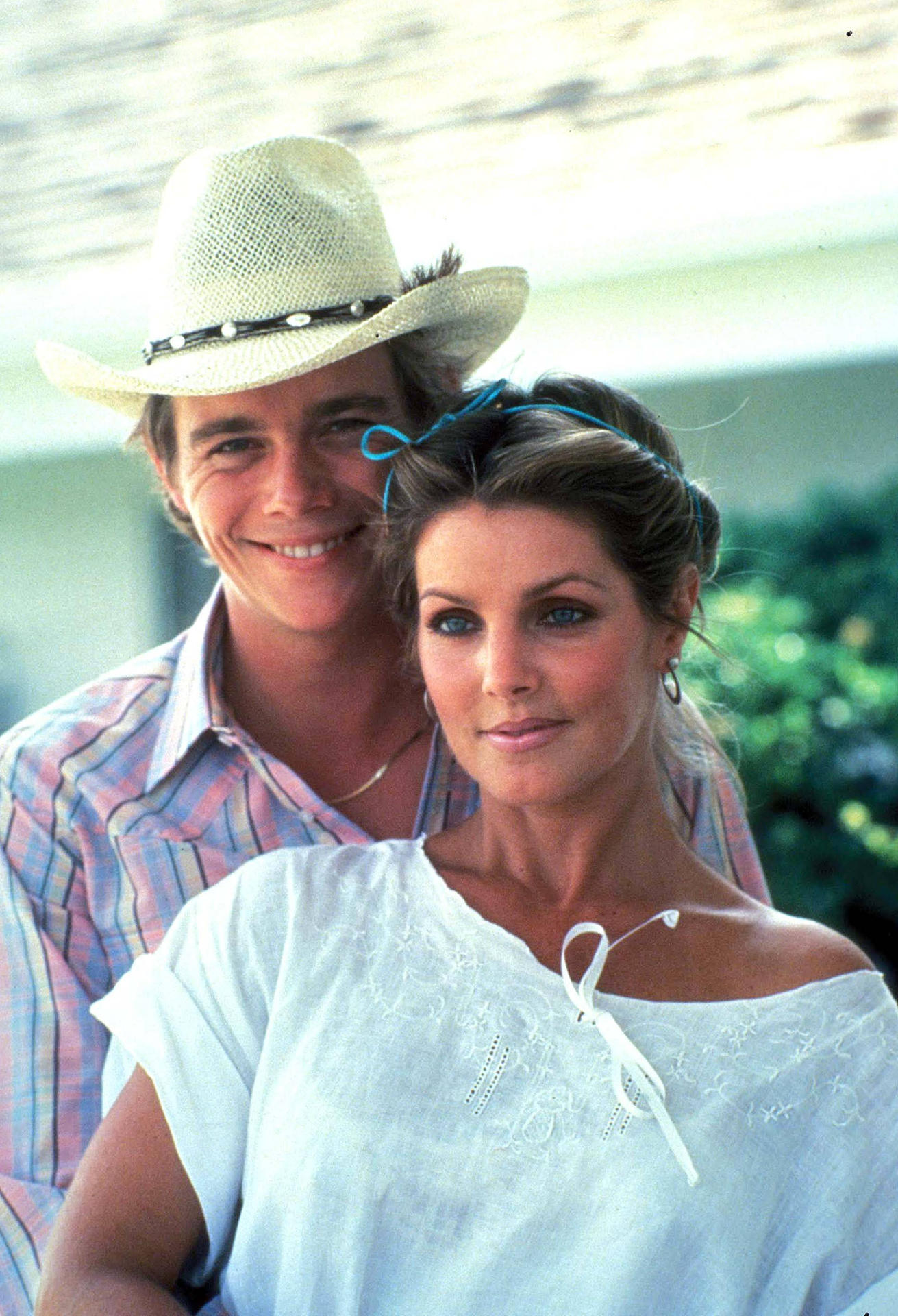 Priscilla Presley spielte von 1983 bis 1988 in der TV-Serie „Dallas“ Jenna Wade Marchetta Krebbs (hier mit Christopher Atkins). 
