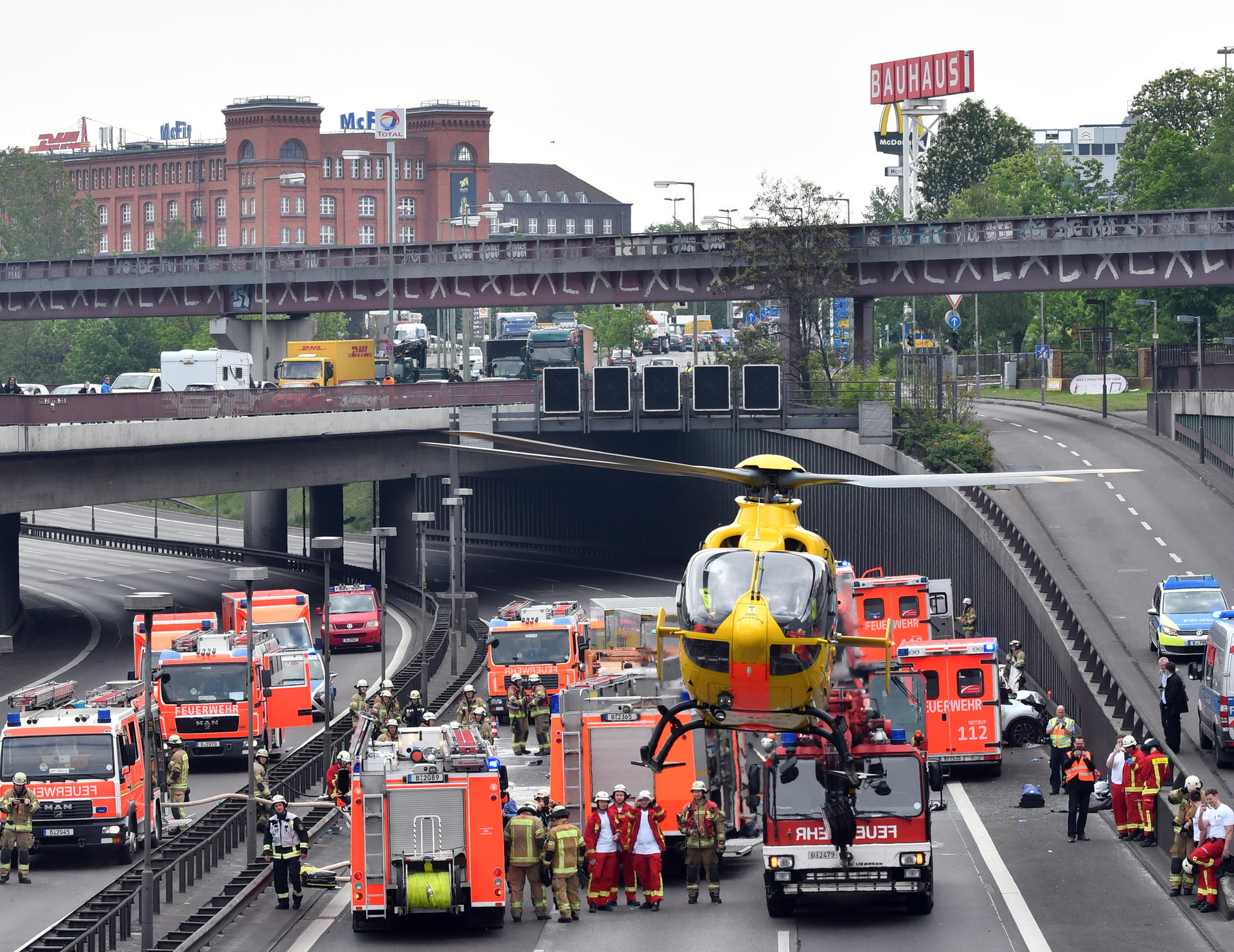 Ein Schwerverletzter wird nach der Massenkaramboloage mit einem ADAC-Rettungshubschrauber in ein Krankenhaus geflogen.