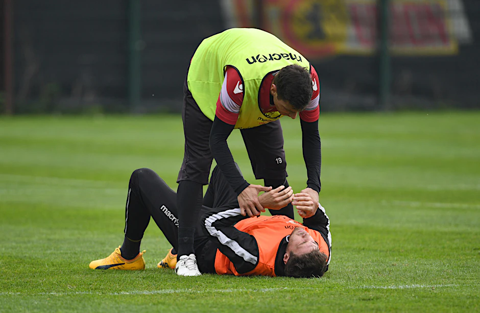 Aua, das tat weh. Es ging zur Sache im Training bei Union. Damir Kreilach hilft Benny Kessel wieder auf die Beine.