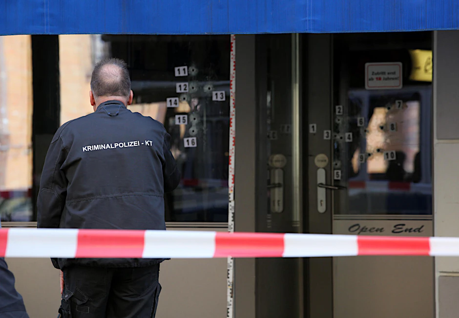 Die Rocker schossen mit Maschinenpistolen 16 mal auf das Café.