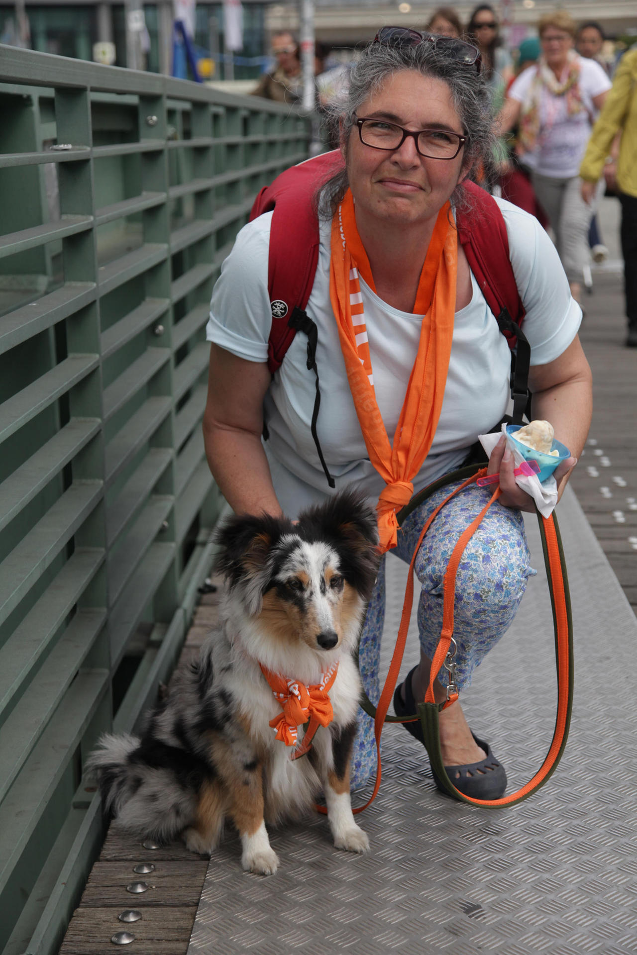 Hündin Nala spazierte nahe des Hauptbahnhofes über eine Brücke – mit eigenem Kirchentags-Schal und mit Frauchen Birgit Casper (49).