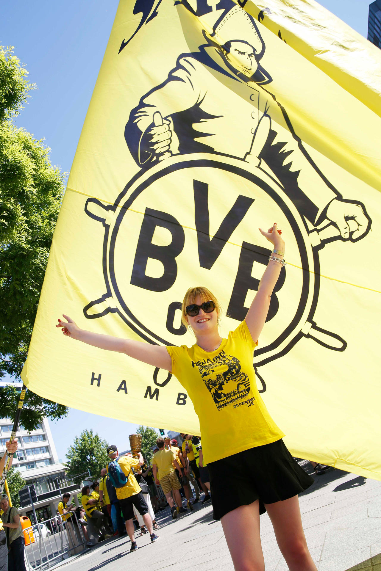 Maria Freud (27) ist aus dem Ruhrpott mit ihrem Vater in die Hauptstadt gekommen. „Schon im Kindergarten war ich Fan“, sagt sie. Ein bisschen doof findet sie den Frauen-Trend im Fußball aber doch. „Viele Mädels gehen gerne ins Stadion, haben aber nicht immer Ahnung.“  