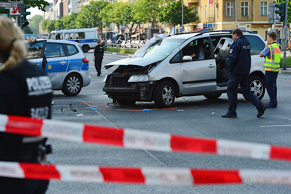 Polizisten untersuchen den Schauplatz des Unfalls.