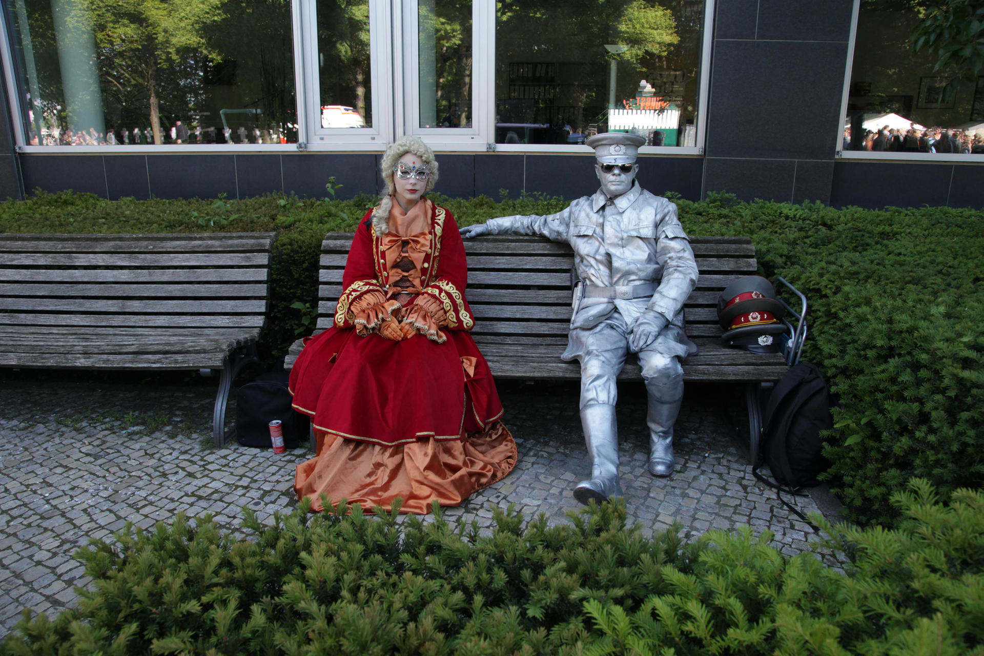 Traurig: Diese beiden „lebenden Statuen“ kamen nicht zur Arbeit.