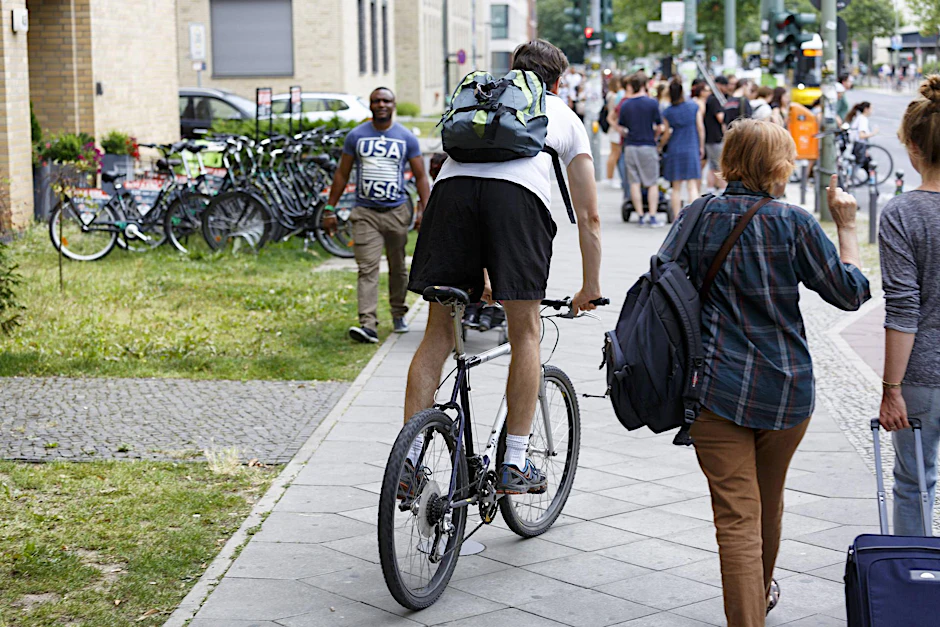 Dietmar Scheffler ärgert sich vor allem über das Radfahren auf dem Gehweg.