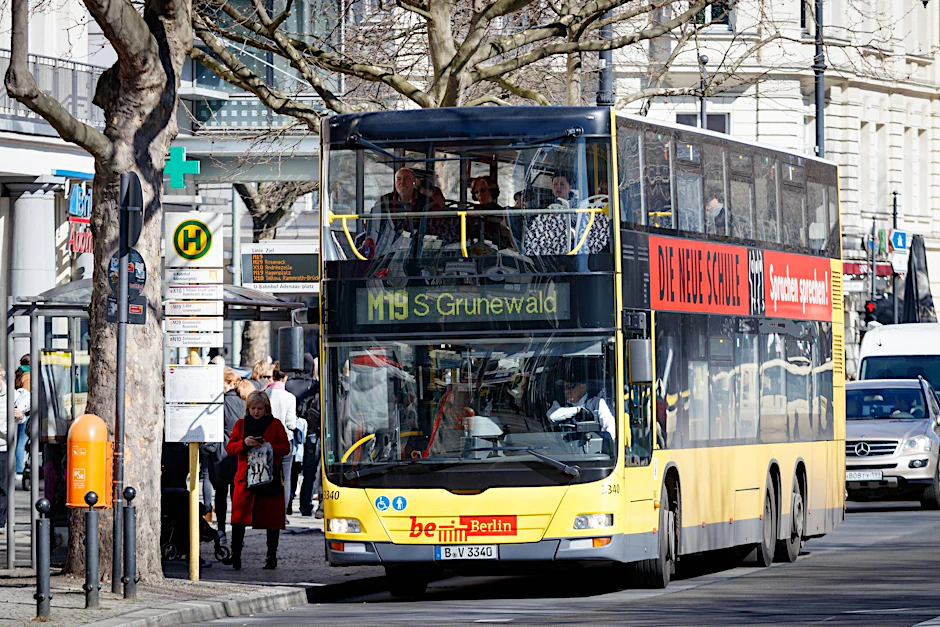 Fahrgäste steigen in den BVG-Bus der Linie M19 am Adenauerplatz (Archivbild). 