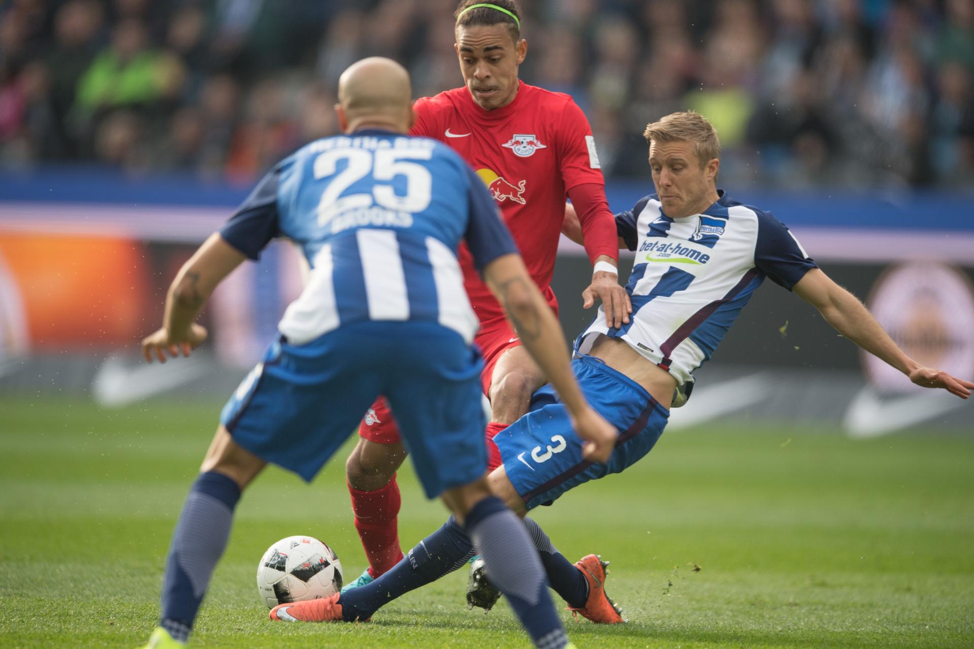 Brooks und Skjelbred (r.) bekämpfen Poulsen.