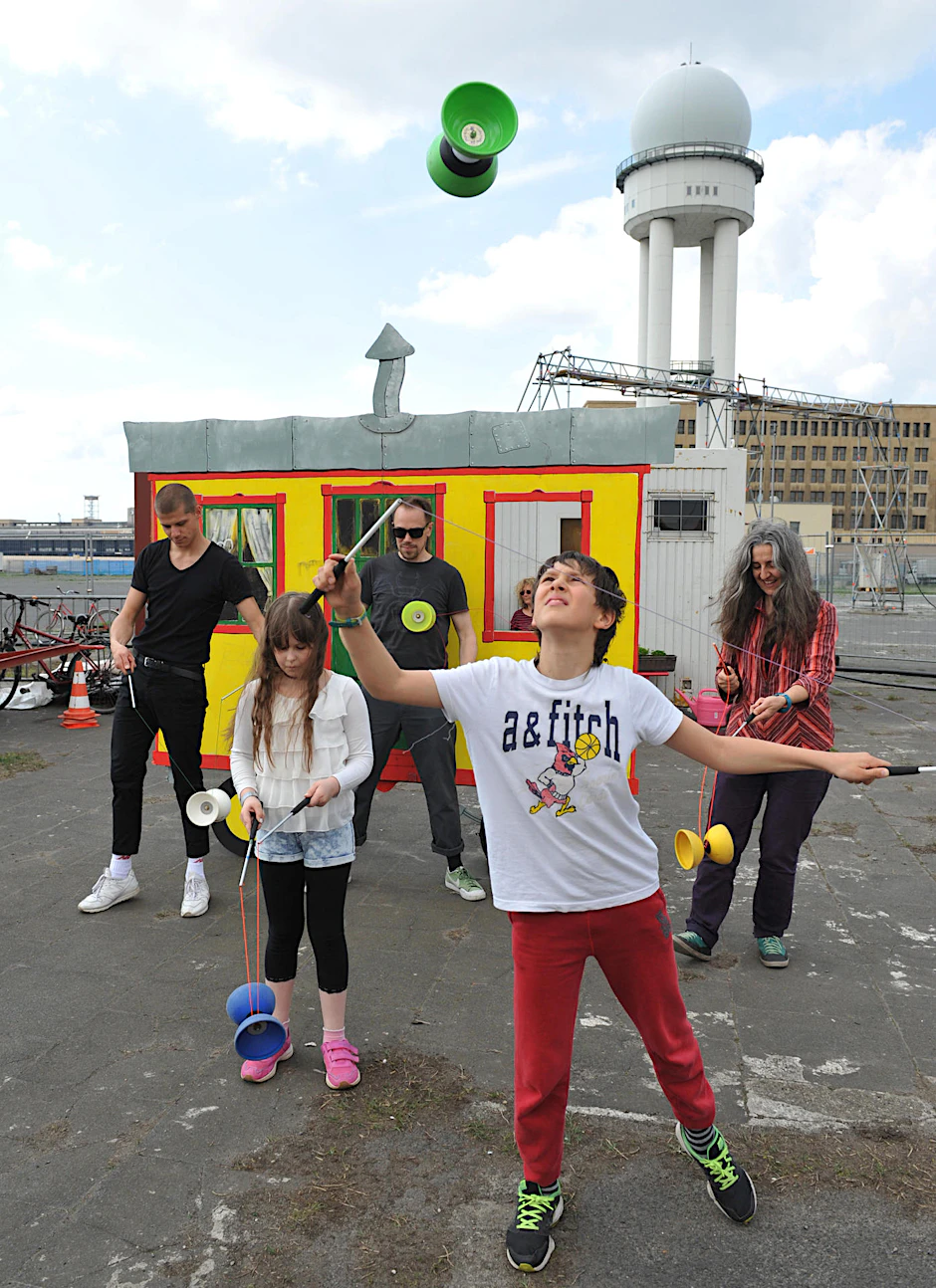 Thilo (10) zeigt bei „Cabuwazi“ in Tempelhof, wie gut er schon mit Halbkugeln jonglieren kann.