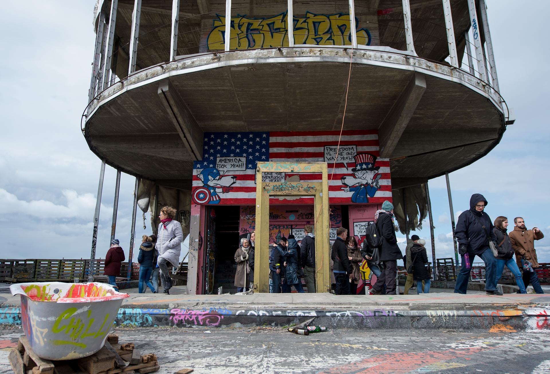 Der Teufelsberg zieht zahlreiche Besucher an.