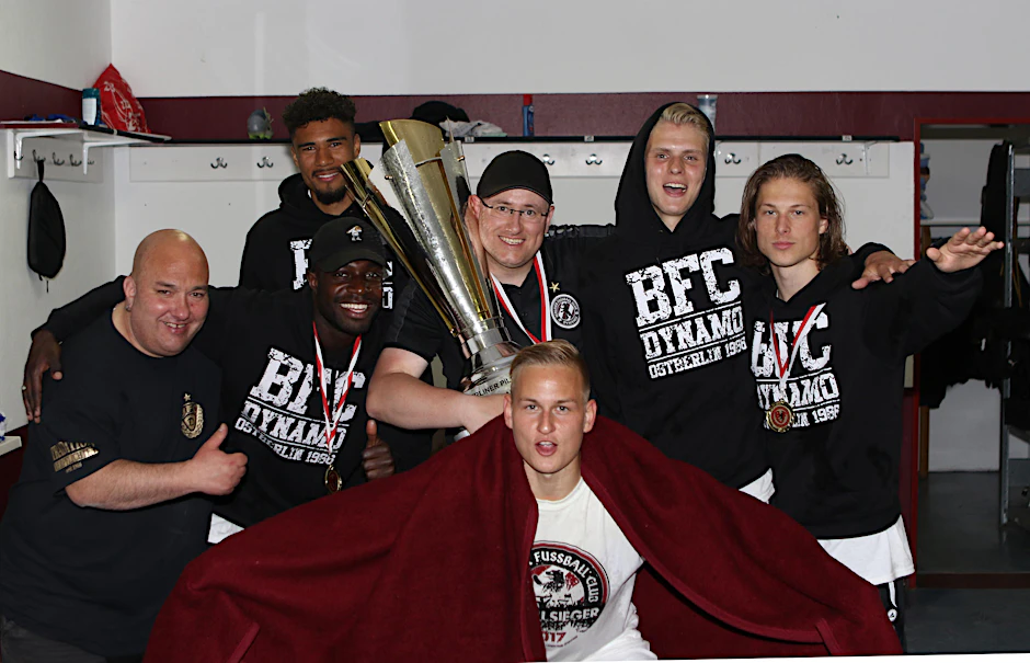 Gruppenbild mit Cup: Die Kicker des BFC feiern fröhlich in der Kabine.