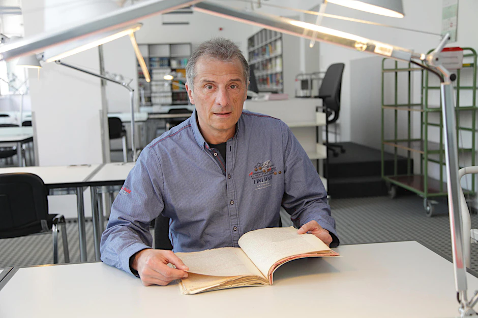 Hans Brombosch sieht im Landesarchiv Berlin seine Aussage ein, die er vor Gericht nicht machen durfte. 