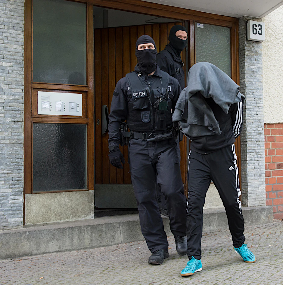 Mohamad G. wird aus dem Haus gebracht, in dem sie eine Vermisste fanden.