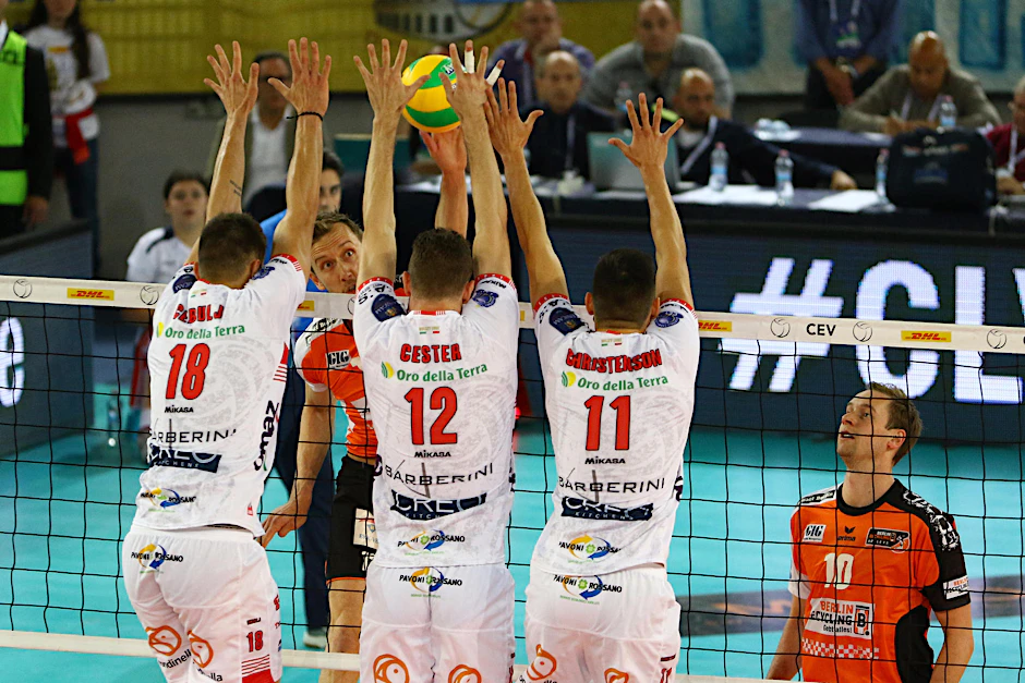Volleys-Star Paul Carroll kann durch die Abwehr der Italiener von Civitanova schauen und findet doch die Lücke nicht.