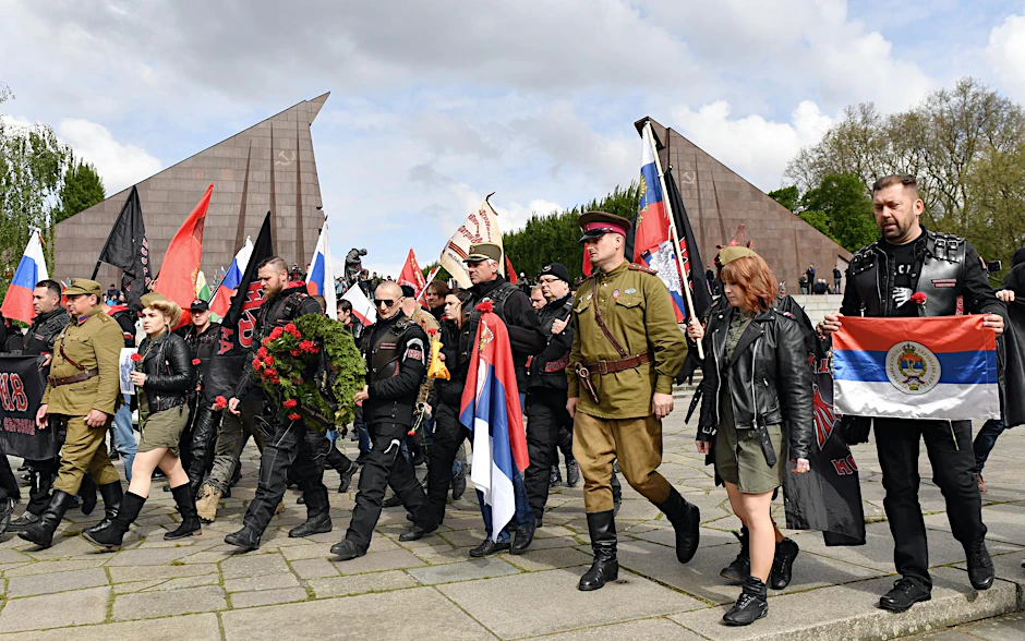 Die russische Rockergruppe "Nachtwölfe" demonstriert mit Fahnen und Transparenten auf dem Gelände des Sowjetischen Ehrenmals in Treptow. 
