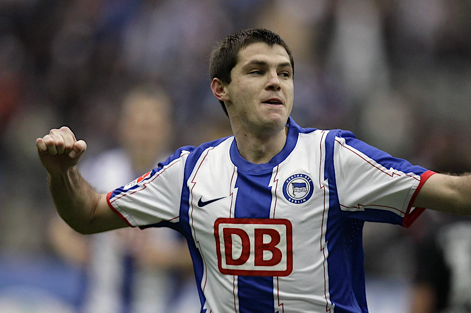 Herthas Ex-Stürmer Valeri Domowtschiski jubelt nach einem Treffer.