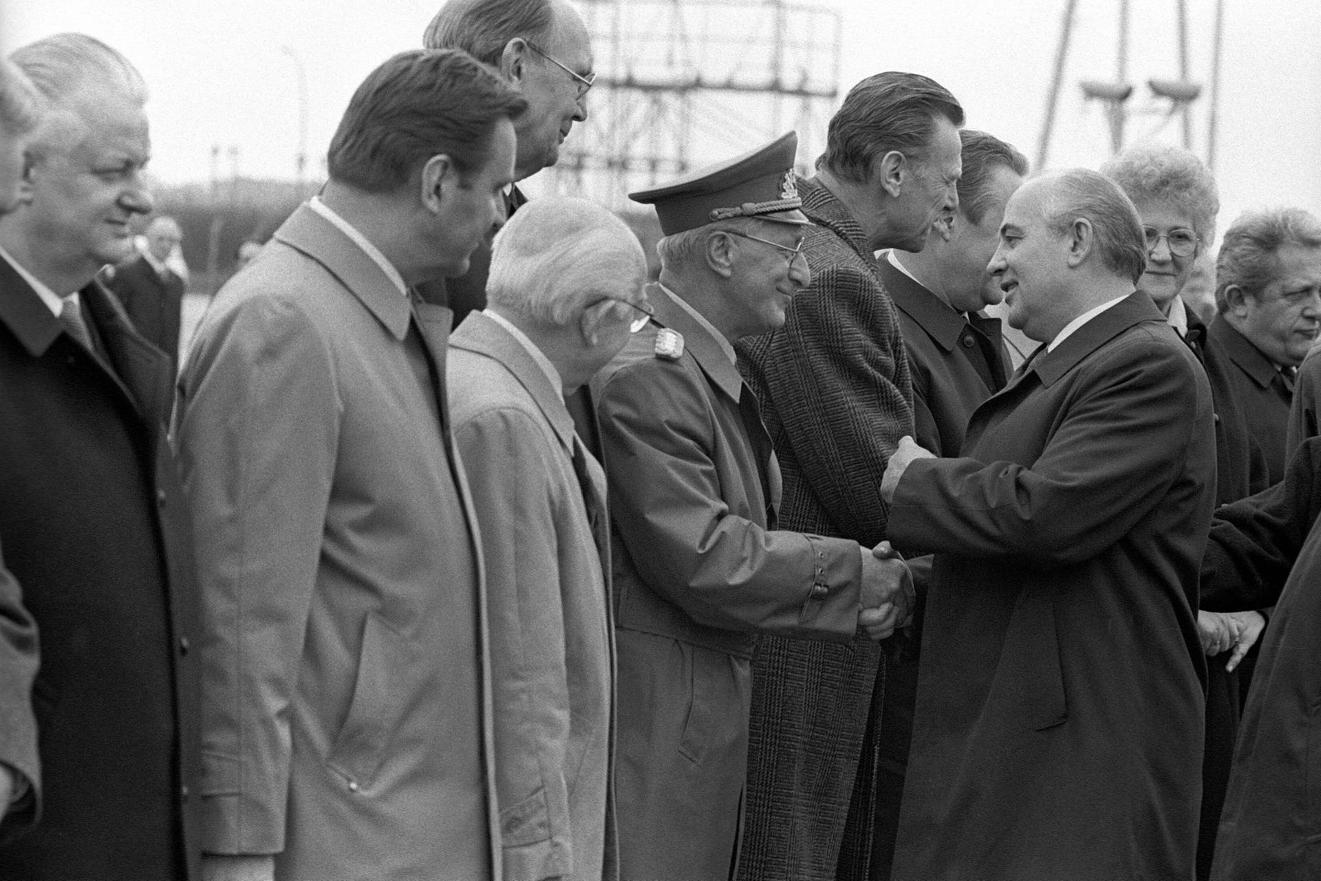 Heinz Keller begrüßt Michail Gorbatschow (re.).