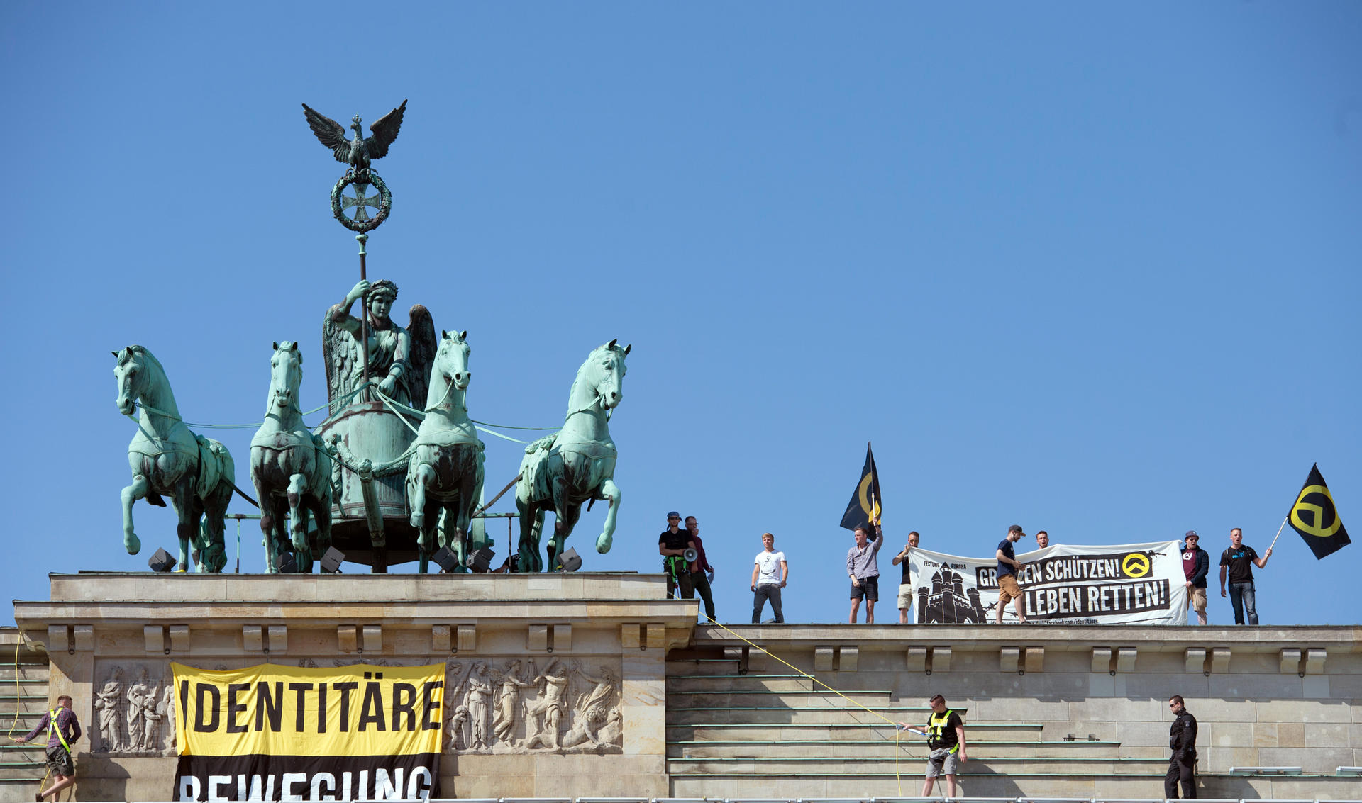 Eine Flagge der identitären Bewegung hängt am Brandenburger Tor.