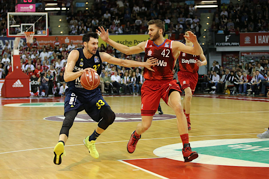Weg da! Albas Tony Gaffney (l.) und Bayerns Maxi Kleber liefern sich packende Duelle.