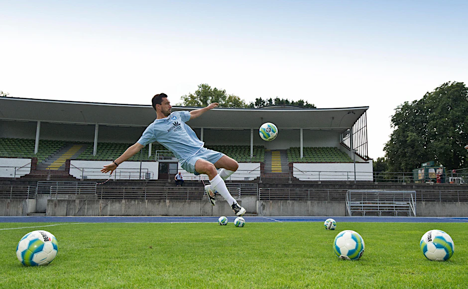 Mittlerweile führt der Ex-Bundesliga-Spieler Sebastian Hähnge ein Fitnessstudio in Pankow, 2014 stürmte er im Stadion Lichterfelde für Viktoria 1899.