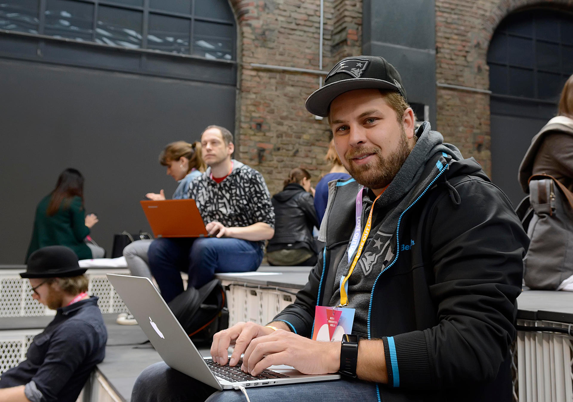 Benjamin Gottstein (30) suft auf der Messe im Internet.