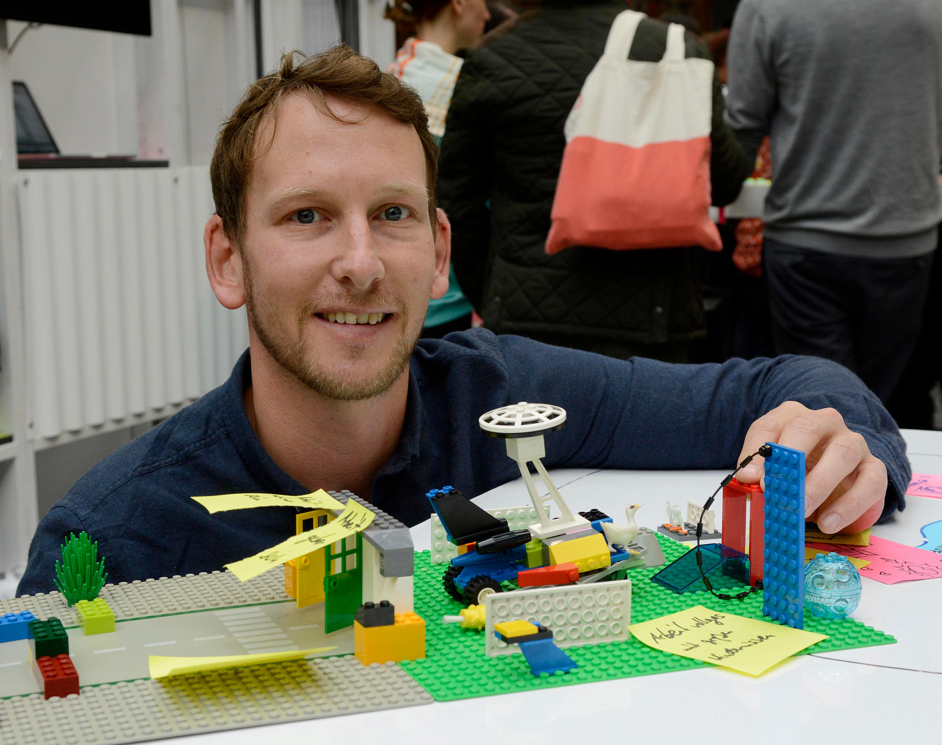 Valentin Abe (33) erklärt die digitale Welt mit Lego-Bausteinen.
