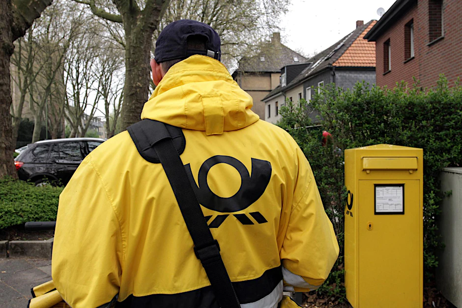 Ein als Postbote verkleideter Mann war der Lockvogel für das Räuber-Quartett.
