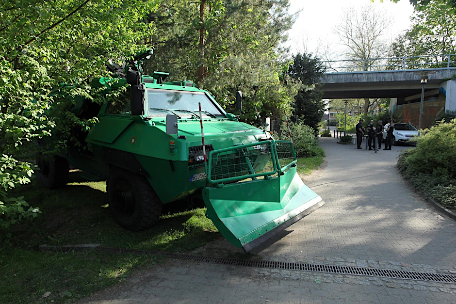 Auch ein Räumpanzer der Polizei war im Einsatz.