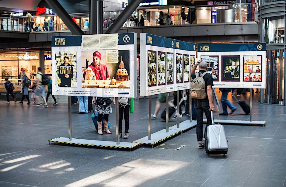 Im Hauptbahnhof in Berlin läuft eine Erzählung über die Reformation in Comicform auf einer Tafel der Luther-Ausstellung. Die Ausstellung, dauert vom 22.05.2017 bis zum 27.05.2017.