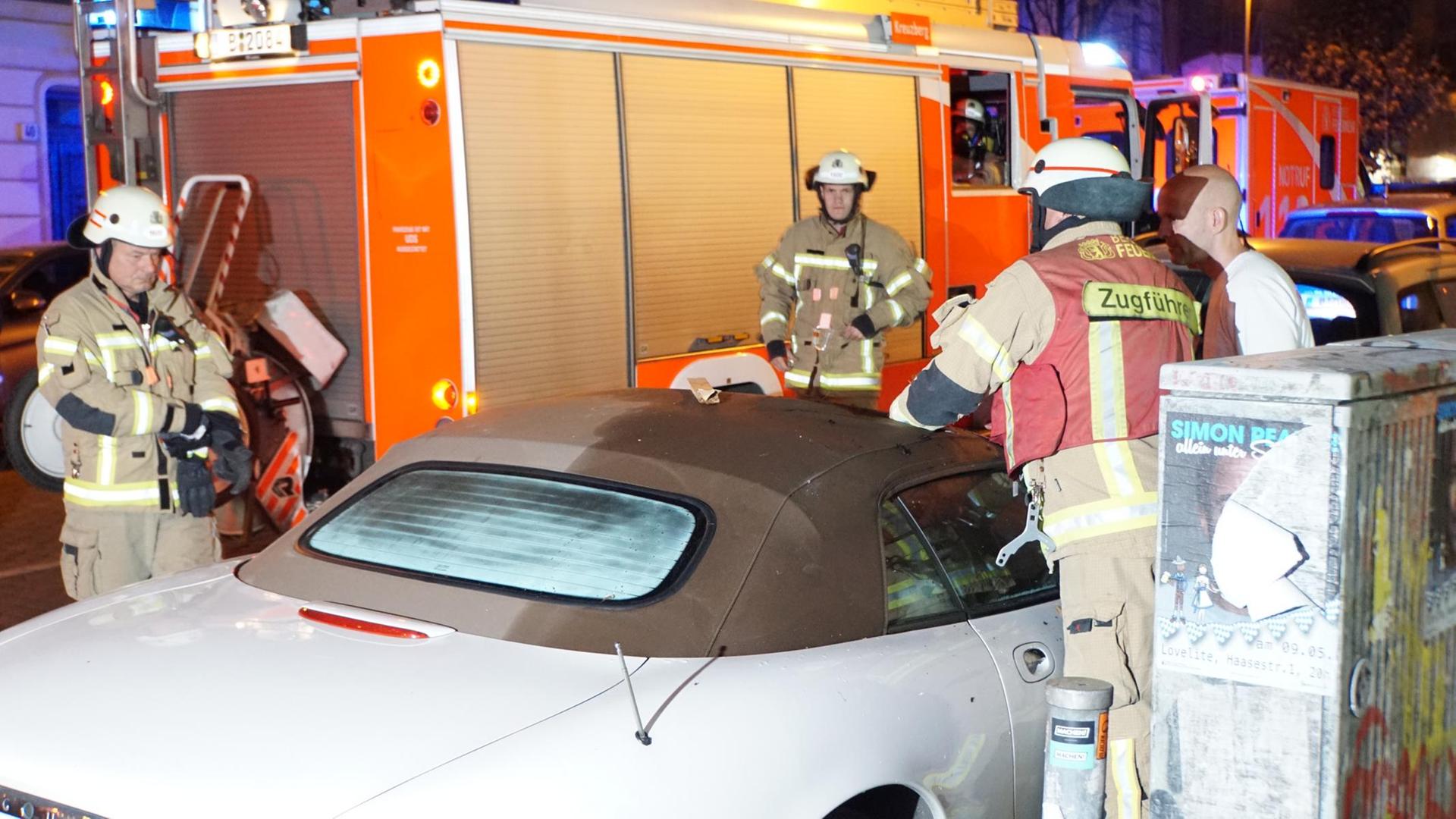 Feuerwehrleute  am Einsatzort. 