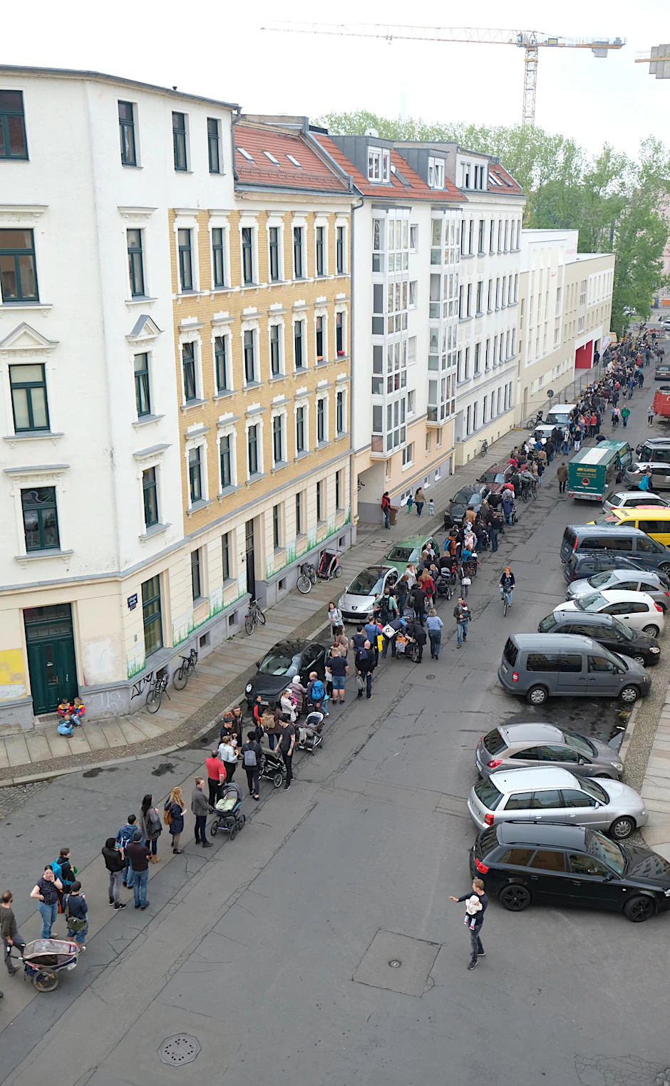 Die Schlange von anstehenden Eltern vor der Kita, soll 150 Meter lang gewesen sein. 