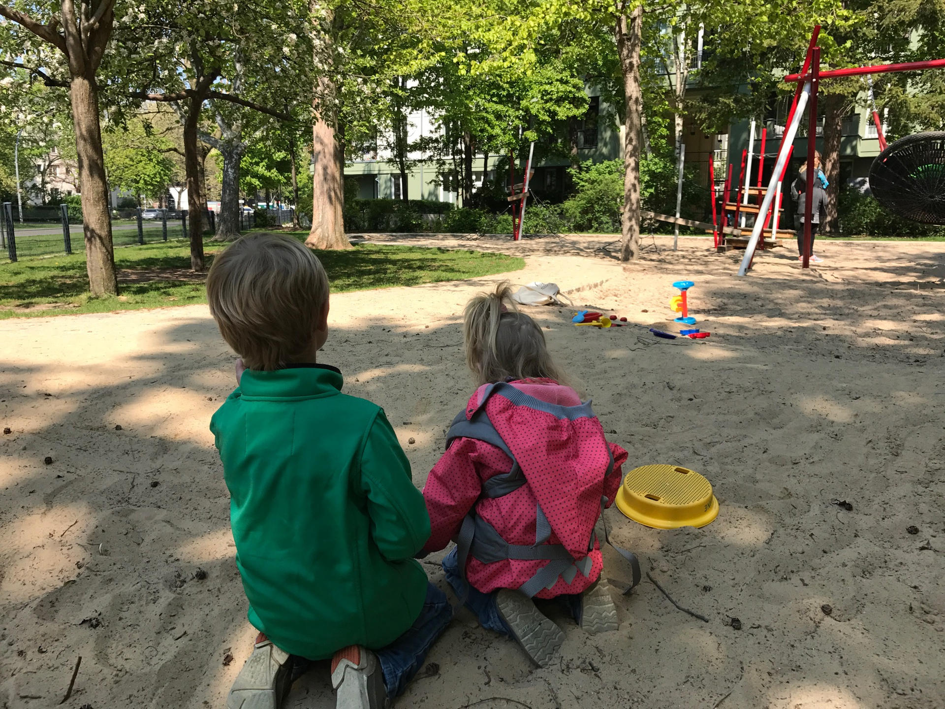 Jakob und Eva (li.) fanden auf ihrem Spielplatz.