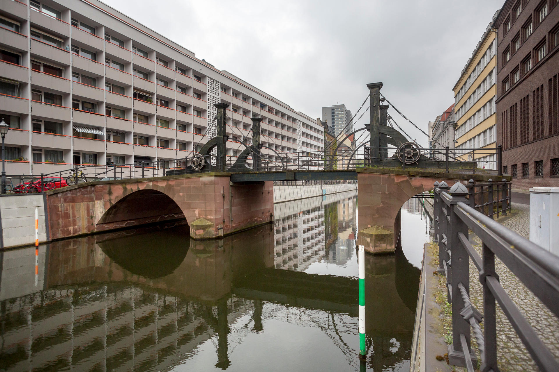 Die Jungfernbrücke spiegelt sich im Wasser. Denkmalschützer fordern, dass diese Reflexion erhalten bleibt .