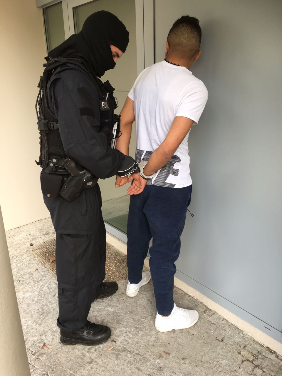Ammar F. (18) werden in Wedding Handfesseln angelegt. 