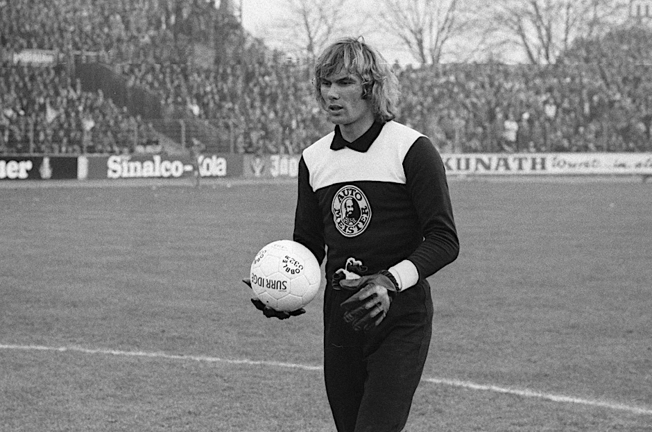 Herthas erster Trikot-Sponsor „Auto-Meister“ prangt auf dem Jersey von Torwart Norbert Nigbur.
