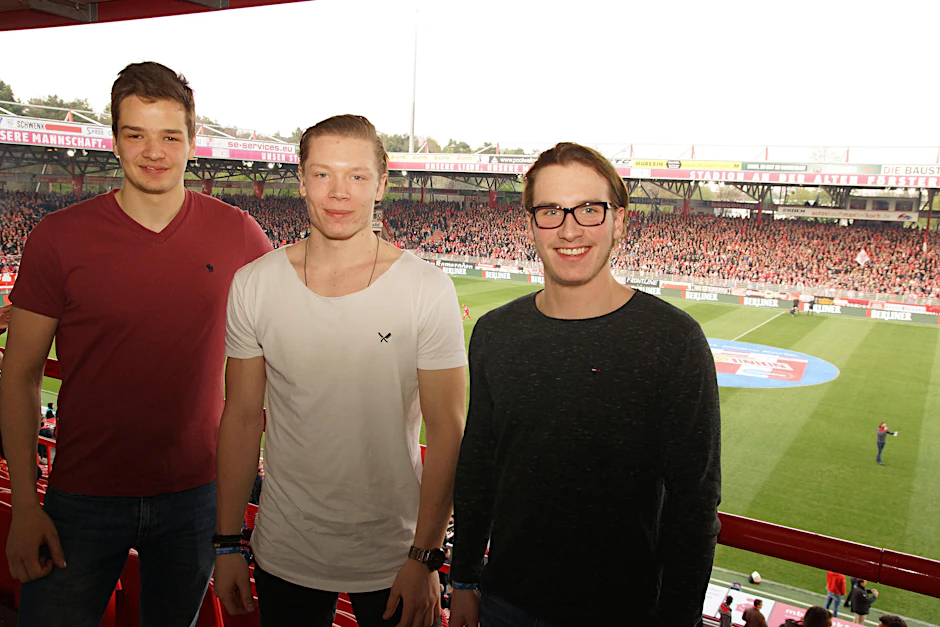 Finden die Stimmung An der Alten Försterei geil: Die Eisbären  Kai Wissmann, Jonas Müller, Maximilian Adam (v.l.) würden hier gern mal Eishockey spielen.