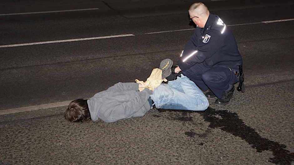 Der Brandstifter am Boden.  Ein Zeuge hatte ihn identifiziert. Er wurde unweit auf der Frankfurter Allee festgenommen.