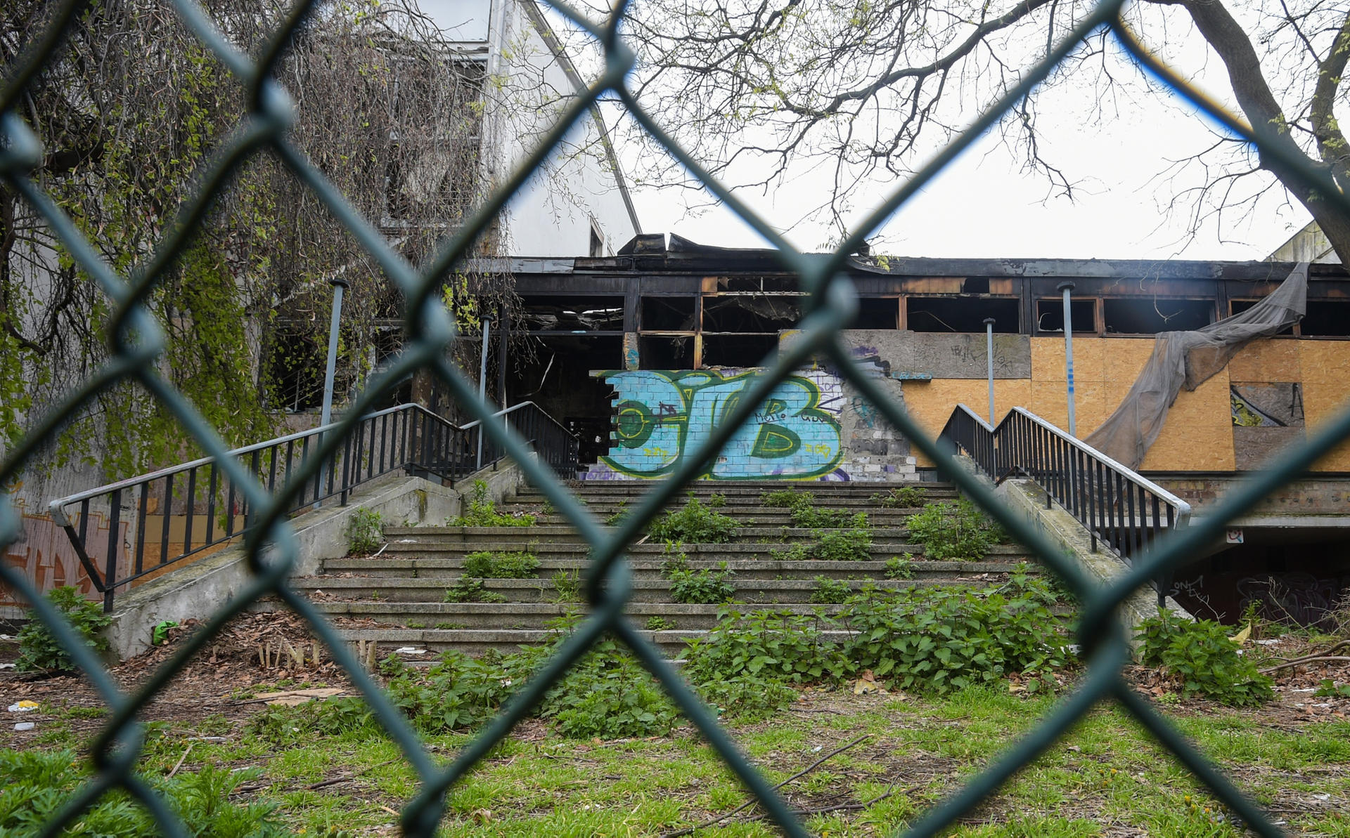 Die verfallenen Fassaden sind voller Graffiti. Auch Brandstifter zündelten mehrfach