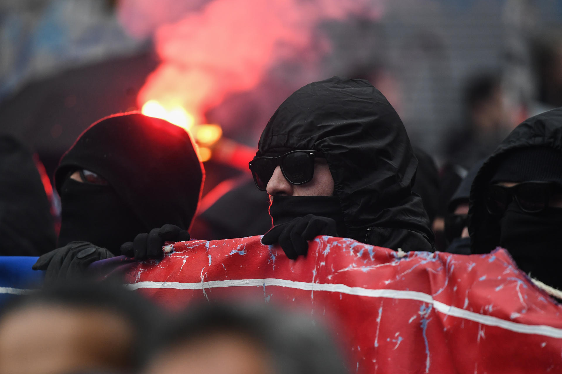 Vermummte Teilnehmer der Demo.