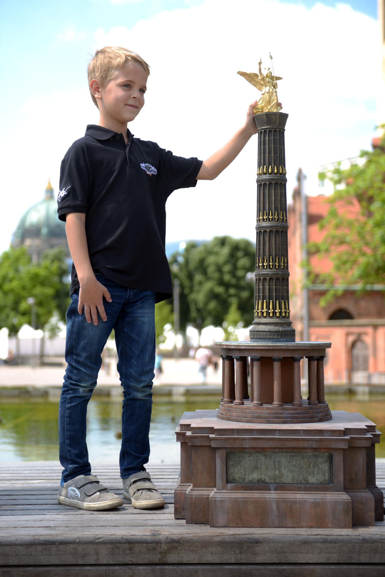 1,34 Meter hoch: Das Siegessäule-Modell ist genauso groß wie Jonas (7). 