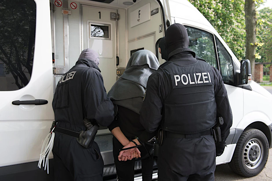 Hier führen die Bundespolizisten einen der Tatverdächtigen ab.