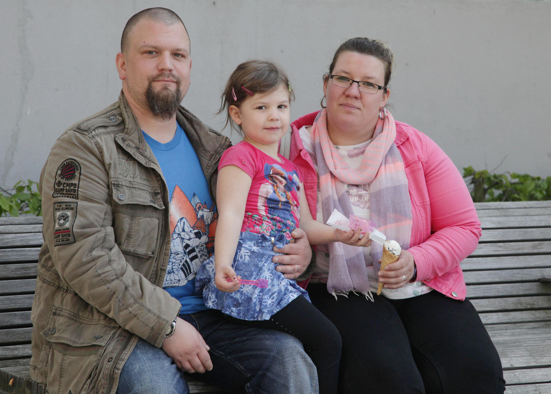 Wir arbeiten nur noch für die Miete: Die Mieten sind bereits viel zu hoch, sagen Einzelhandelskauffrau Sabrina Dräger (31) und ihr Partner Roy Tinius (34, und Sicherheitskraft) aus Marzahn. „Wenn die Preise weiter ansteigen, arbeitet man ja quasi nur noch, um sich die Miete leisten zu können. Wir finden, es sollten schleunigst die Gehälter angepasst werden“, so Dräger.
